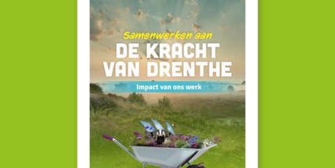 Wielbarrow met planten op veld bij zonsopgang. Tekst: "Samenwerken aan de kracht van Drenthe".