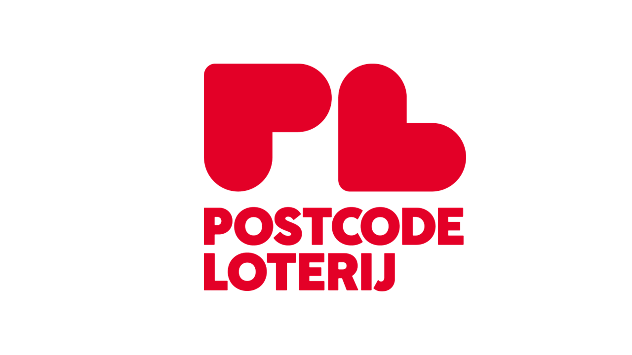 Logo met rode symbolen en tekst "Postcode Loterij" in rode letters op een witte achtergrond.