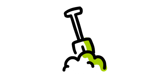 Een schep steekt in een hoop aarde met groene accenten.