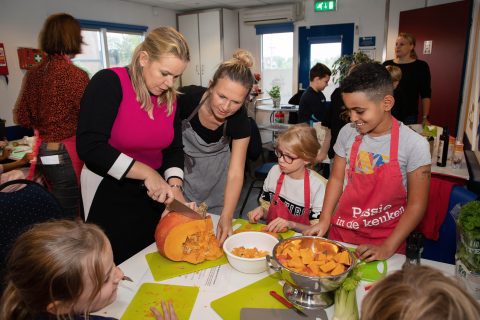Kookworkshop gezond eten valt in de smaak bij leerlingen Obs De Sluis