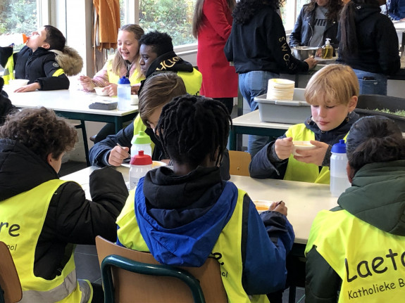 Leerlingen van Basisschool Laetare proeven soep