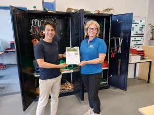 Overhandiging kalender Marjan van den Wijngaard en Randy Bosch