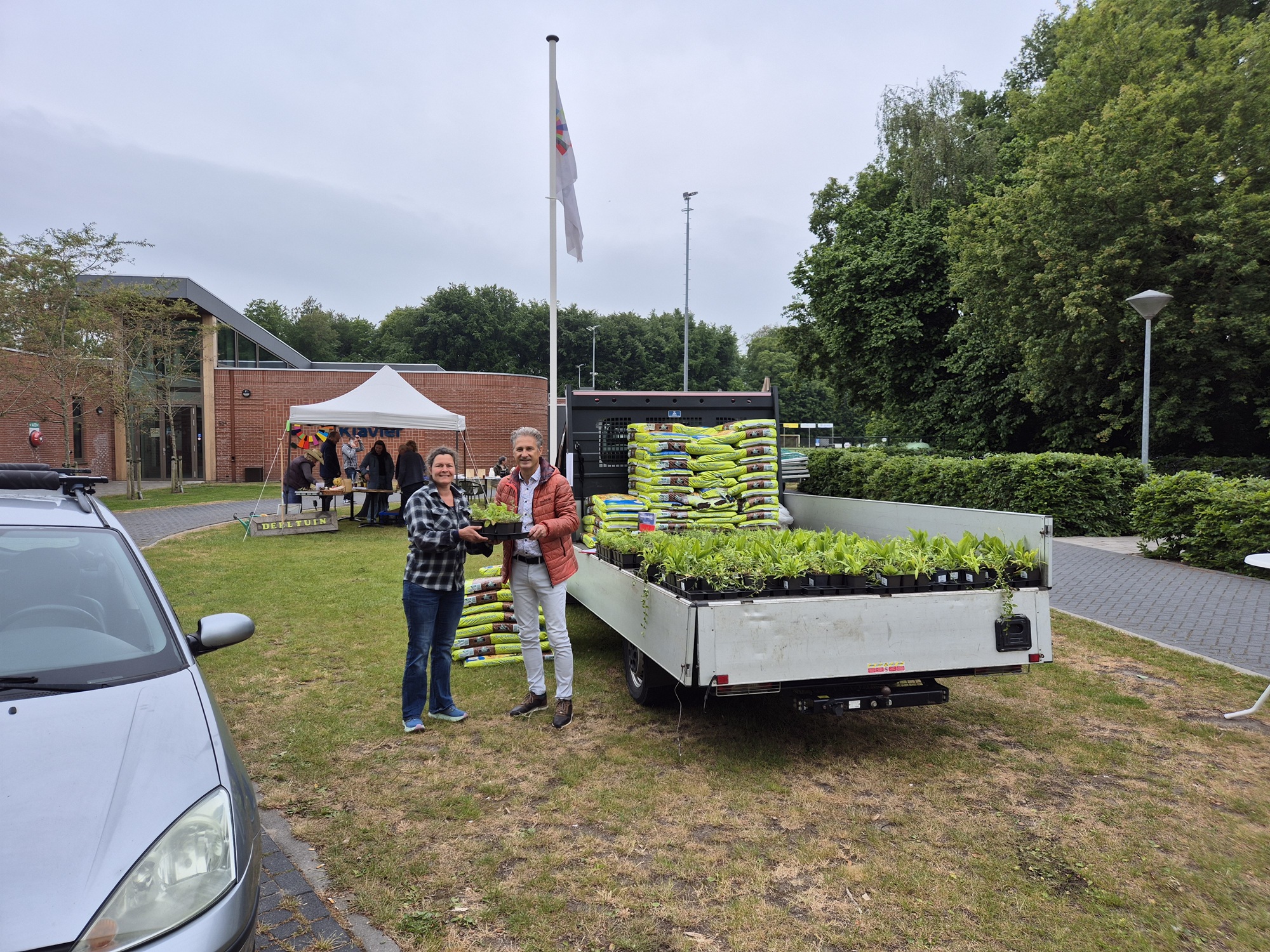 tegelwipactie rutten noordoostpolder. het eerste pakket werd uitgedeeld door wethouder Van Amersfoort