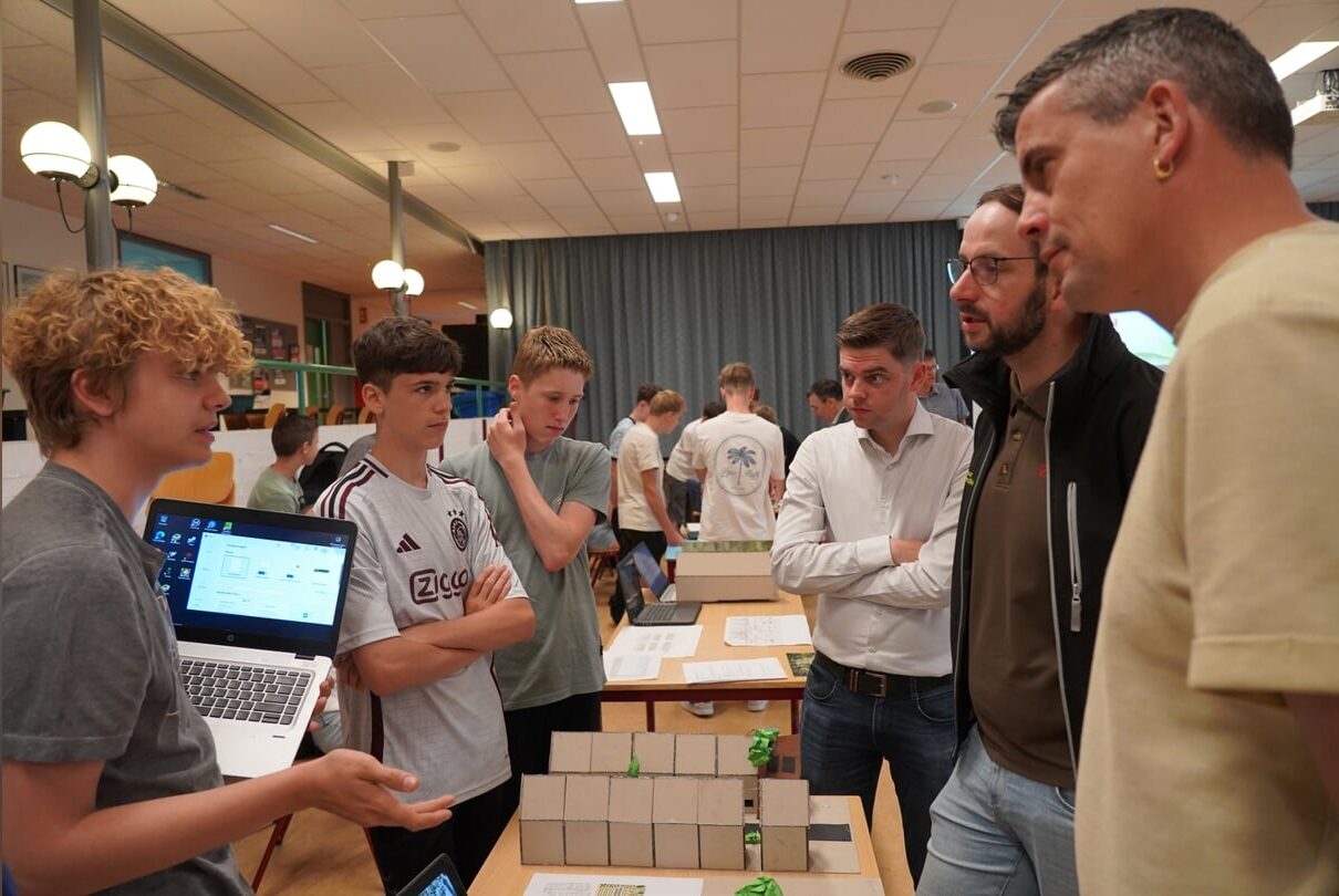 Berechja-leerlingen adviseren gemeente Urk over de herinrichting van het Hofsteeplein en ABC-straten, rondom project Klimaatadaptatie en Vergroening.