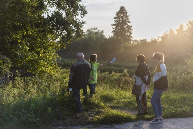 Groep mensen bij avondexcursie met IVN-gids