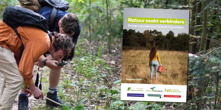 Twee mensen onderzoeken planten in het bos, naast een poster over natuuronderzoek vrijwilligers.