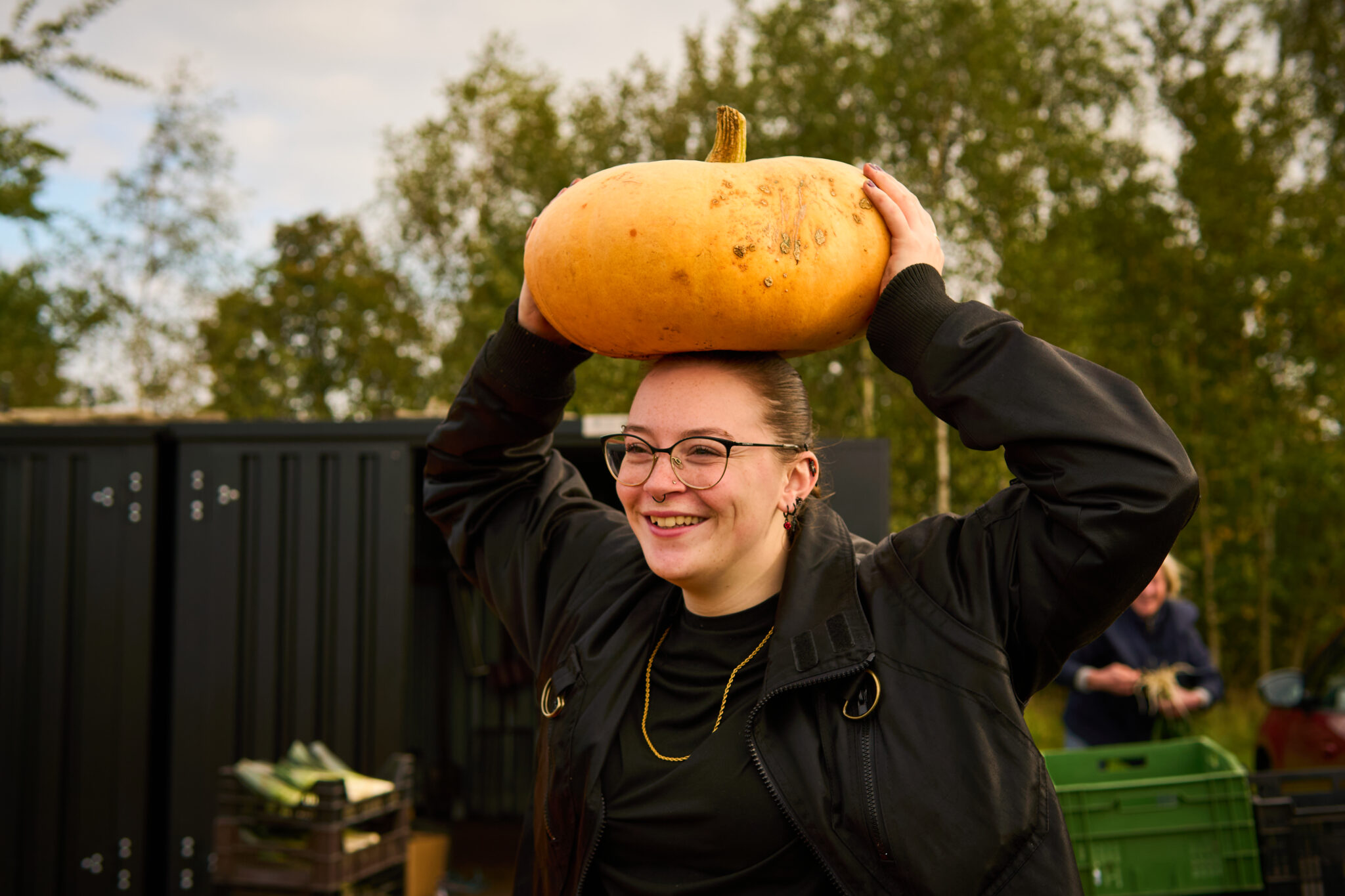 deelnemer MDT Buitenkans draagt een grote pompoen op haar hoofd