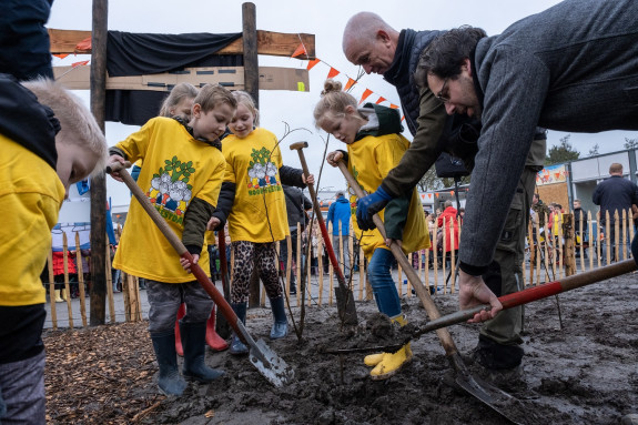 Boomfeestdag en Tiny Forest Stiens 