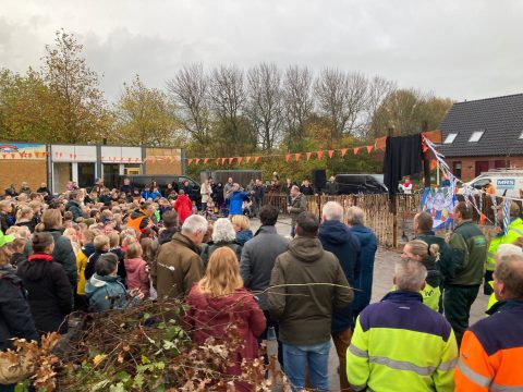 Boompjes BOSK worden een Tiny Forest op schoolplein CBS De Sprankel, Stiens 