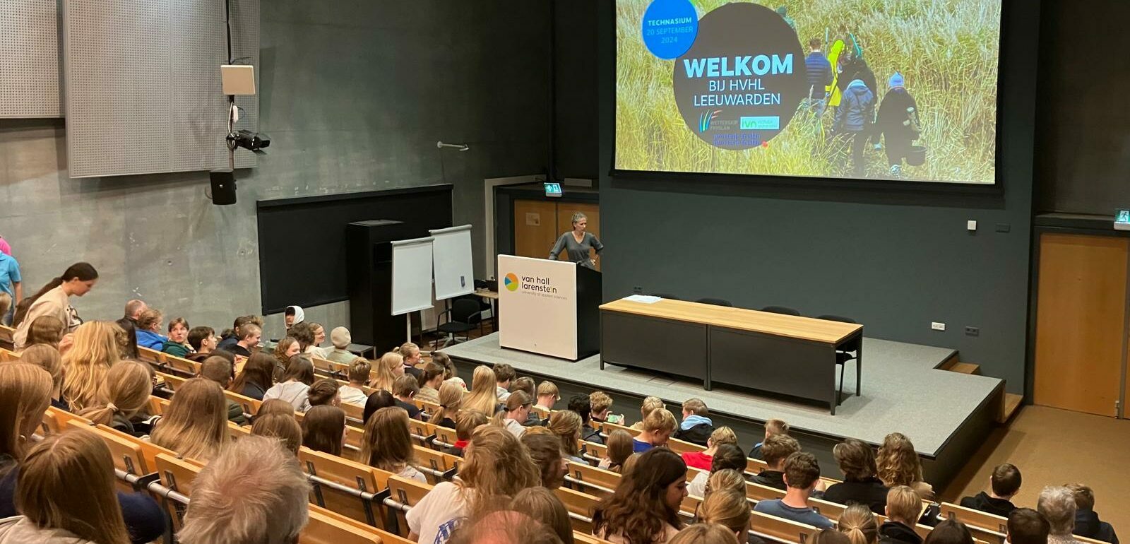 Een vol auditorium, met een spreker bij de Van Hall Larenstein-lezing in Leeuwarden.