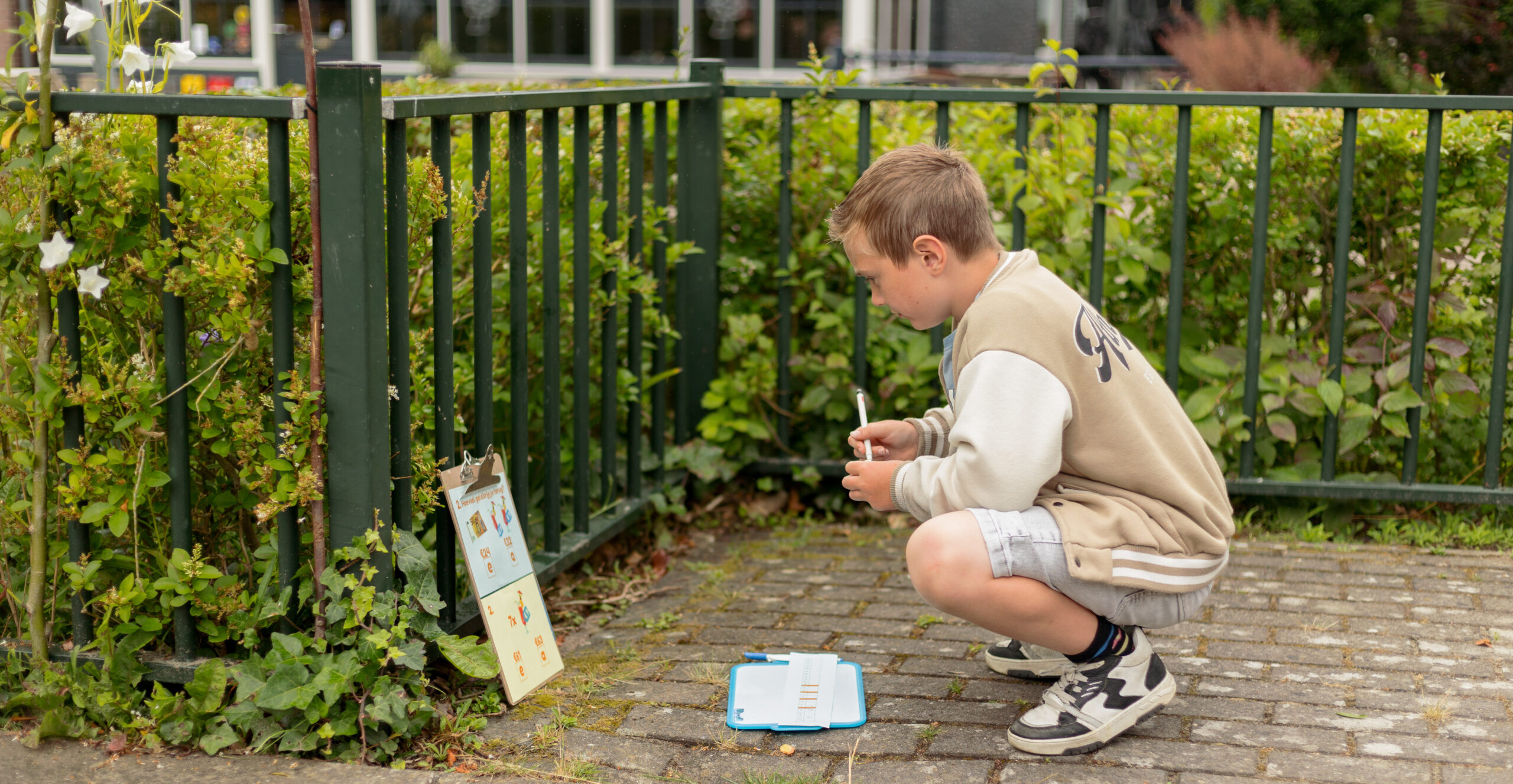 Jongen op schoolplein