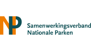 Logo van Samenwerkingsverband Nationale Parken, met "NP" in oranje en blauw.