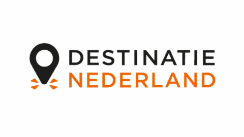 Logo met tekst "DESTINATIE NEDERLAND", zwarte en oranje letters, met zwarte locatiepictogram.