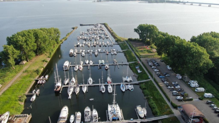 De jachthaven van Numansdorp in Zuid-Holland