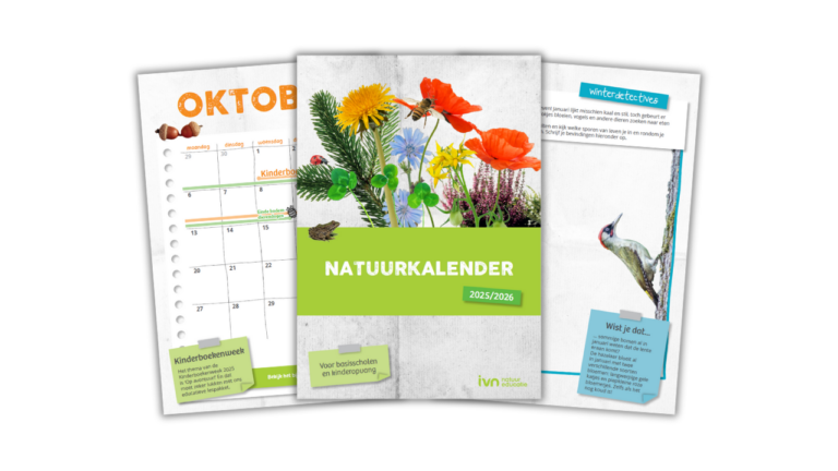 Omslag van de Natuurkalender 2025/2026 met bloemen en dieren, oktobermaand en specht zichtbaar.