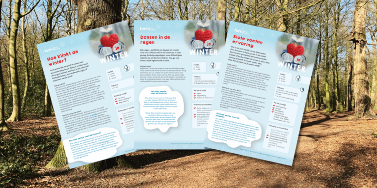 Drie informatieve winterflyers van IVN in een bosachtige omgeving.