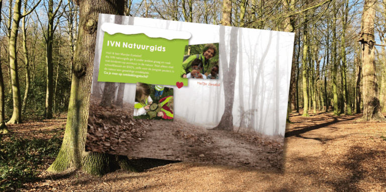 Poster van IVN Natuurgids voor kinderen, bevestigd aan een boom in een bosrijke omgeving.