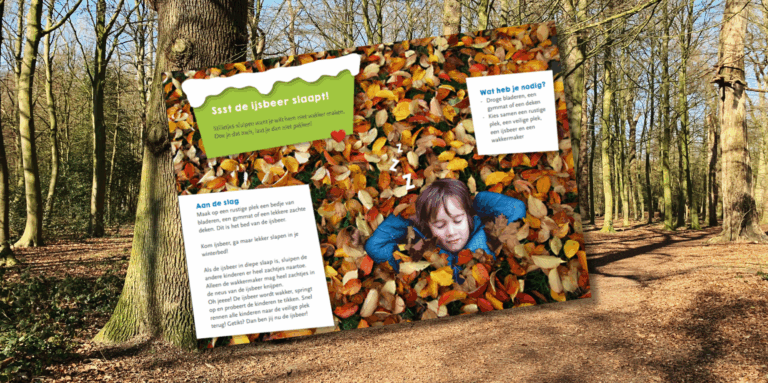 Kind ligt vredig in herfstbladeren midden in een bos, met tekstpanelen in beeld.
