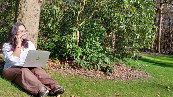 Buiten bellen en achter de laptop