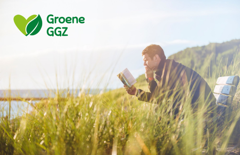 Man leest boek op bankje in gras, naast logo van Groene GGZ.