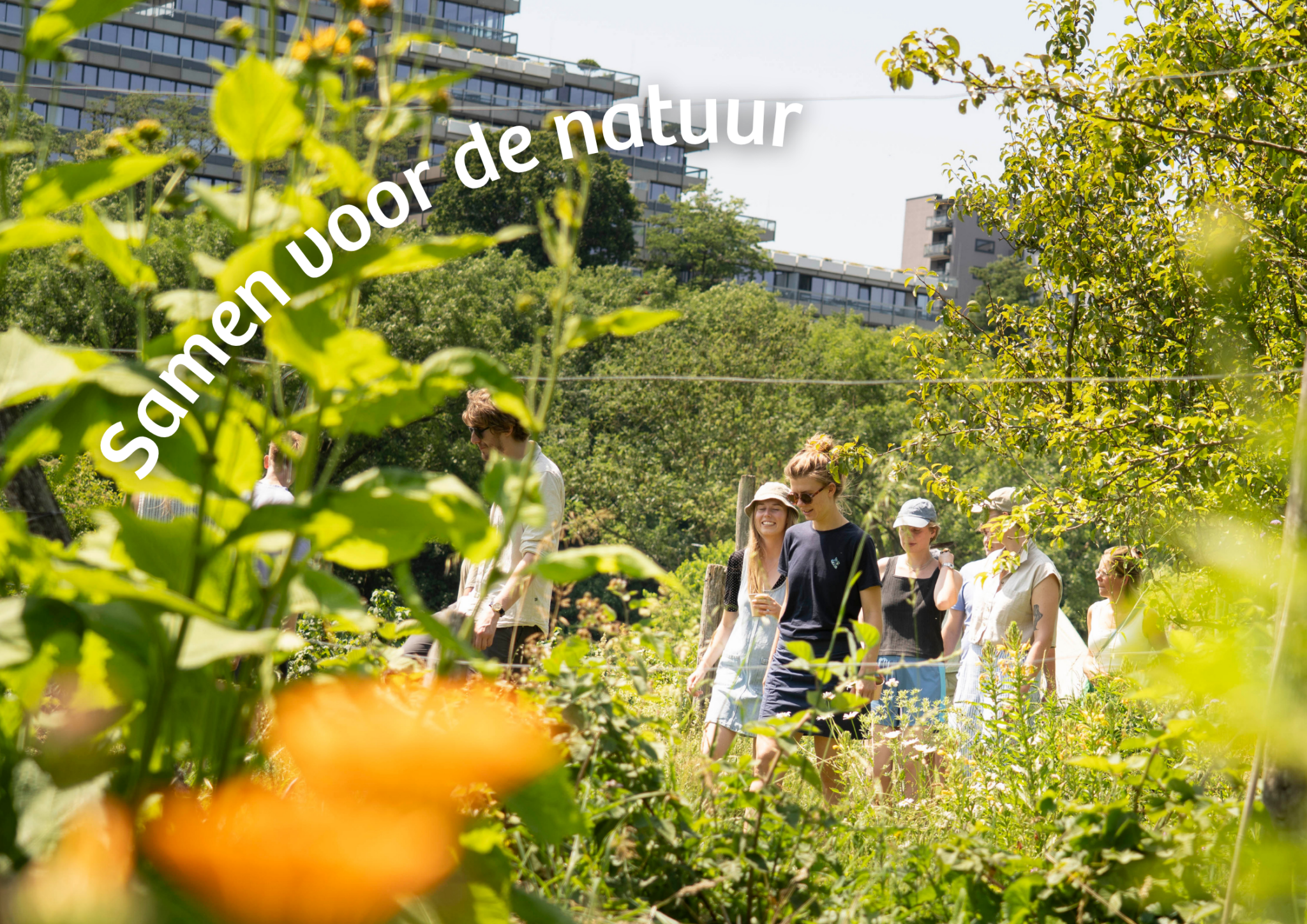 Groep mensen wandelt door weelderige tuin bij flatgebouwen, met tekst "Samen voor de natuur".