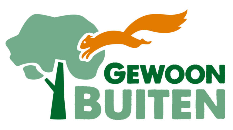 Boom en springende oranje eekhoorn met de tekst 