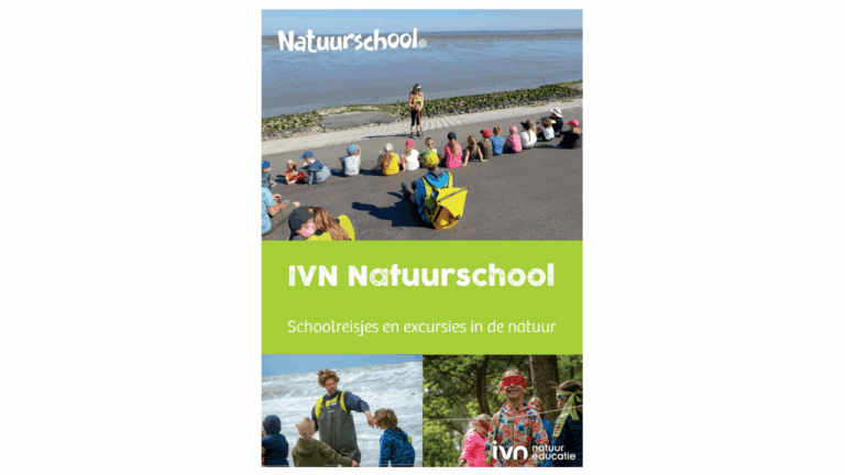 Kinderen luisteren naar een gids aan zee, tekst: "IVN Natuurschool, Schoolreisjes en excursies in de natuur".