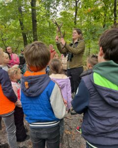 Lara Willemsen in actie tijdens een natuurexcursie met gasten van het park. Bron: Het Lierderholt