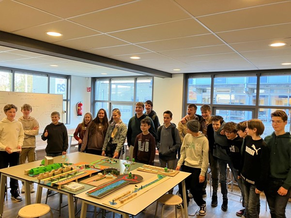 JAB Harderwijk Triasplein - leerlingen tijdens eindpresentatie