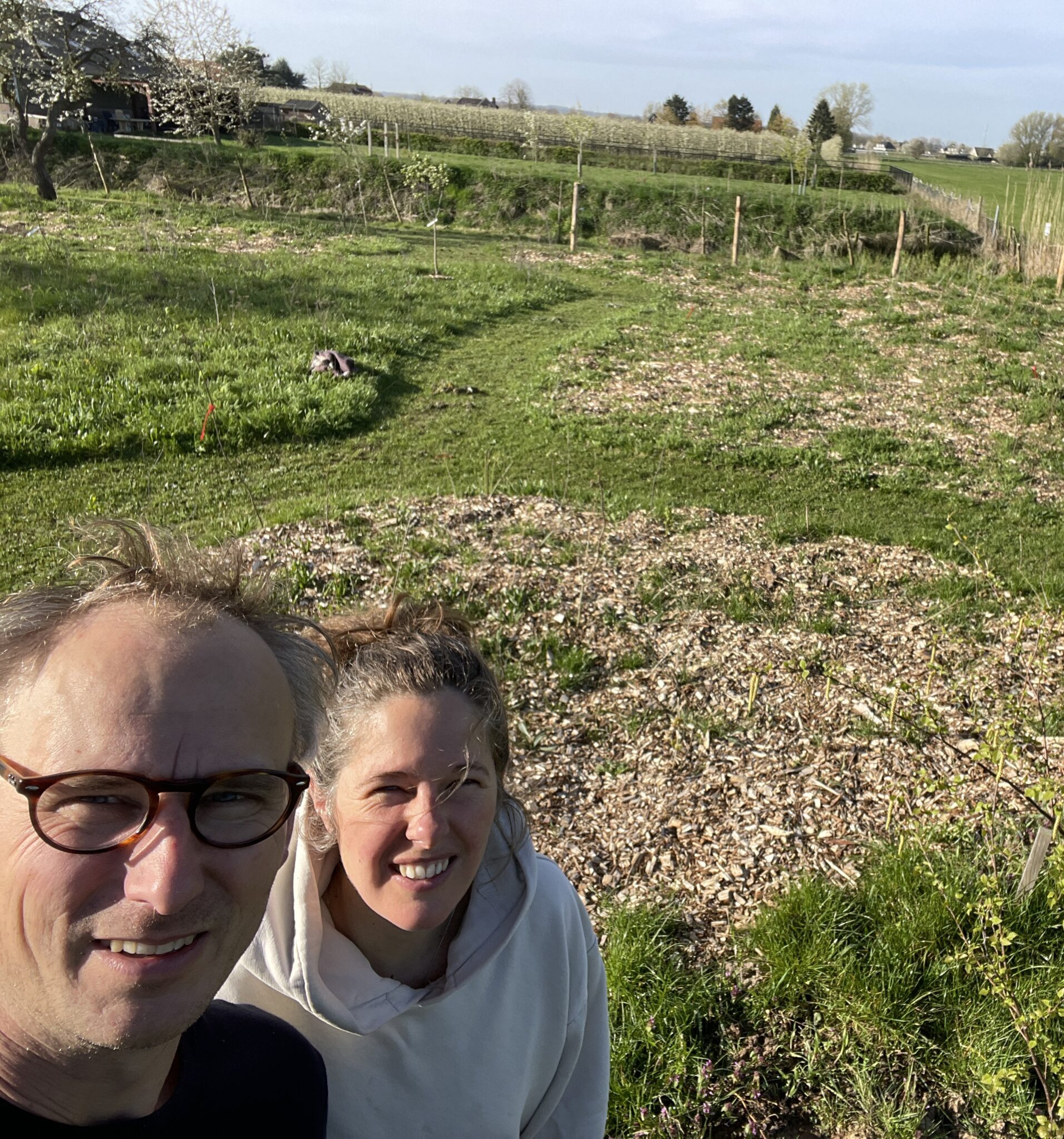 Peter en Manja bij hun pas aangelegde Tiny Forest in Gendt.