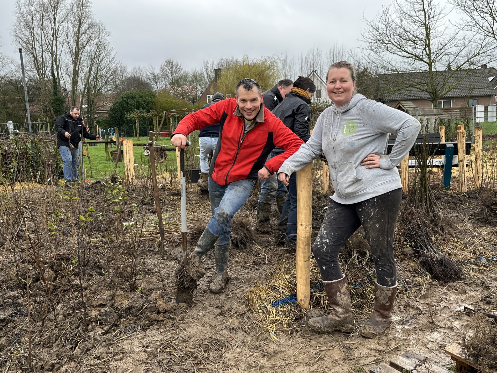Paul Jaspers (rode trui) bij het Tiny Forest in Asch.