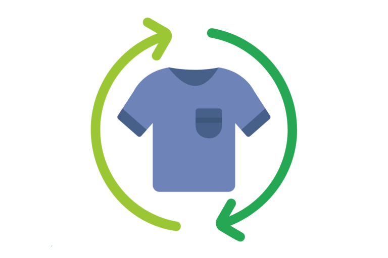 Blauw t-shirt omgeven door groene cirkel met pijlen, symbool voor recycling of duurzaamheid.