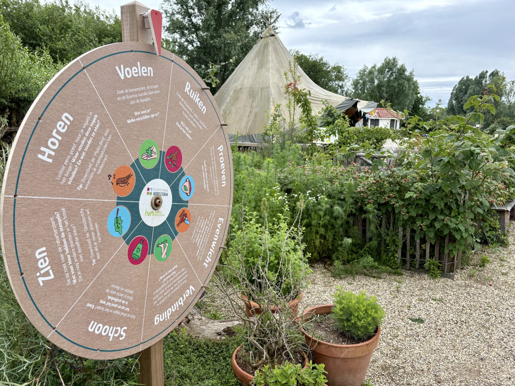 Voedselbosje in Bloemenpark Appeltern, met zintuigenrad