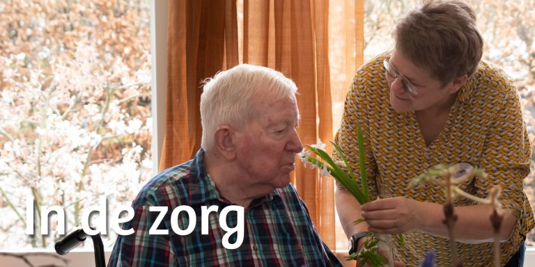 Man in verzorgingstehuis met bloem