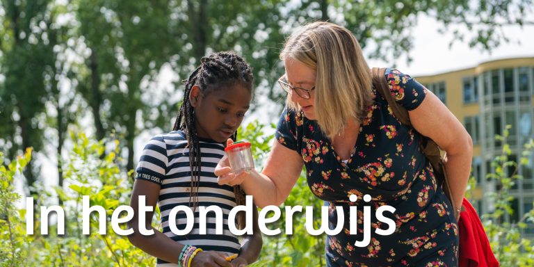 Vrouw met kind en loep in natuur