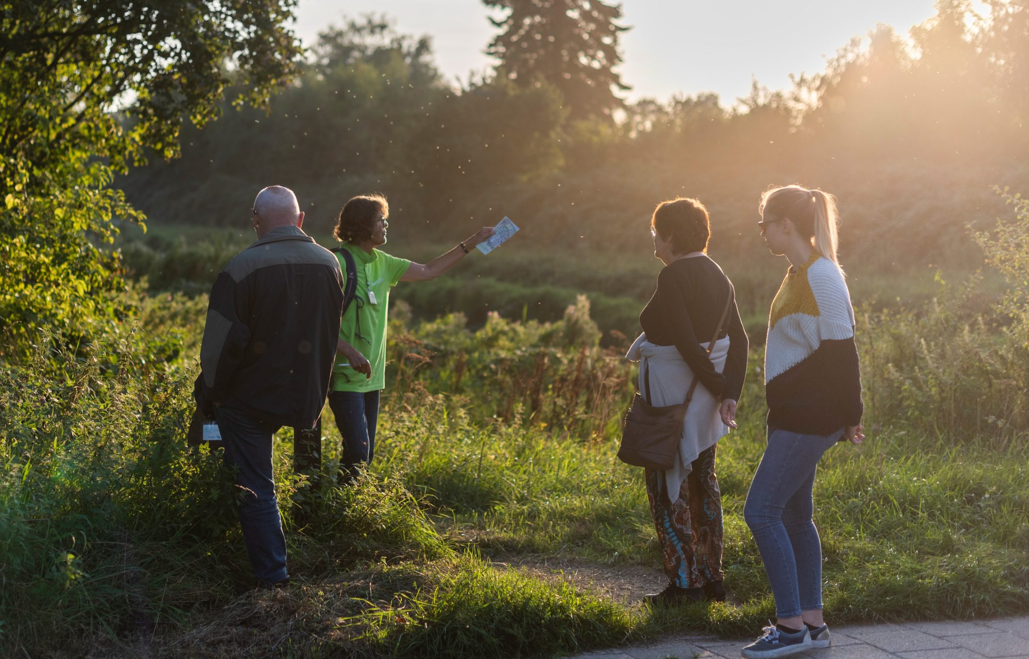 Mensen op nachtvlinder excursie met IVN-gids