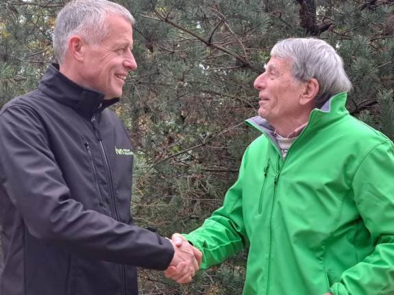 Ruud Belleflamme (links) en Arie Boersma (rechts) wisselen voorzitterschap