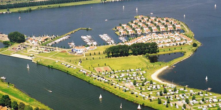 Luchtfoto van de Maasplassen