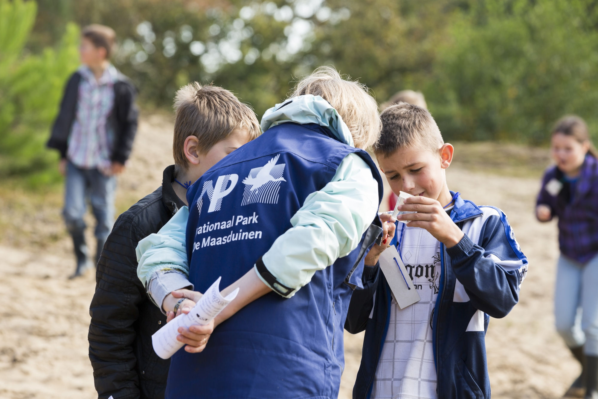 Schoolgids met kinderen in Nationaal Park De Maasduinen