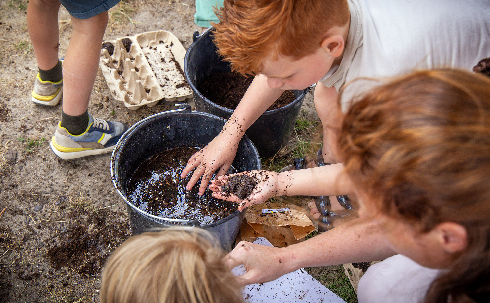 Kinderen maken zaadbommen