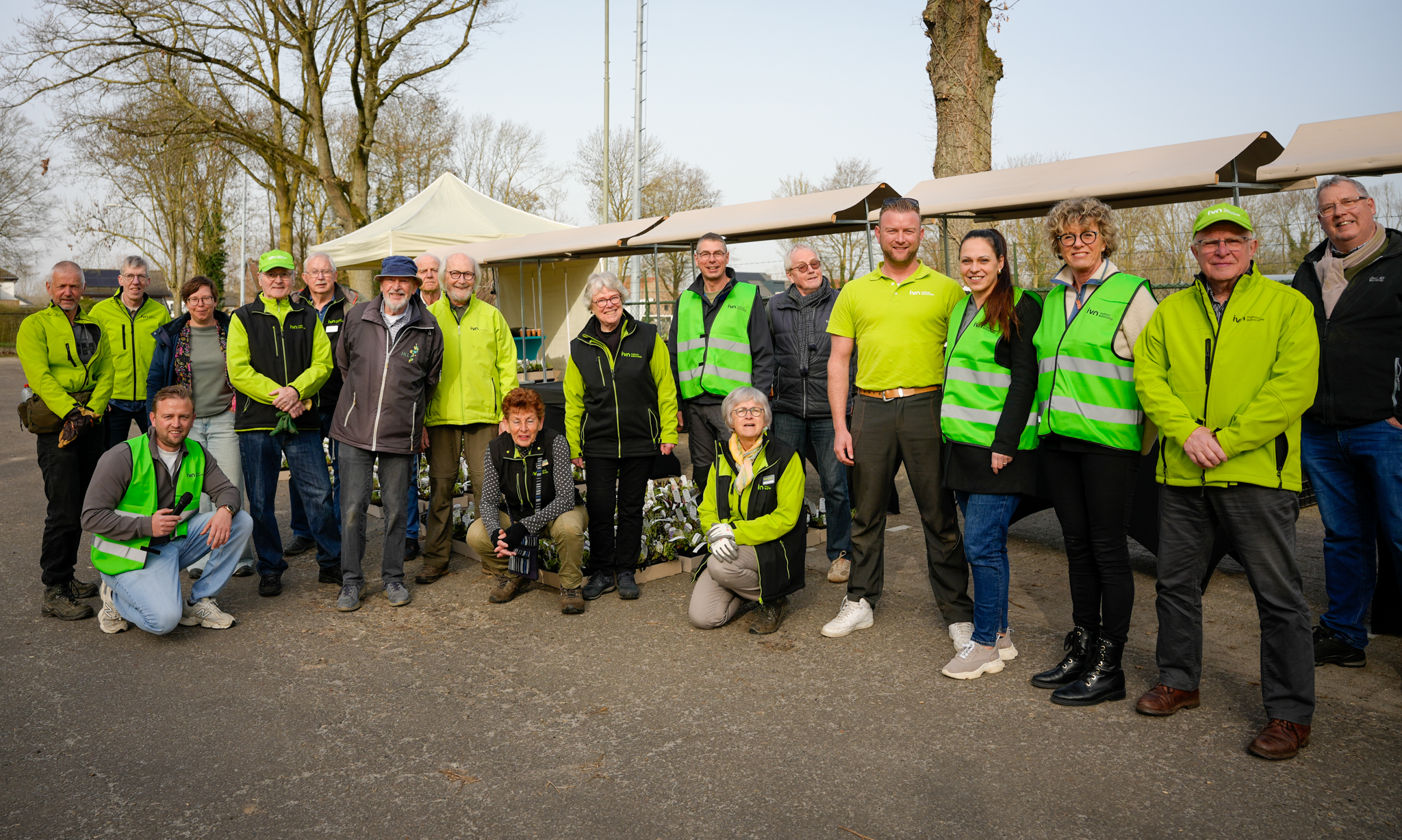 Afbeelding van groep IVN-vrijwilligers en beroepskrachten voor kraampjes met planten