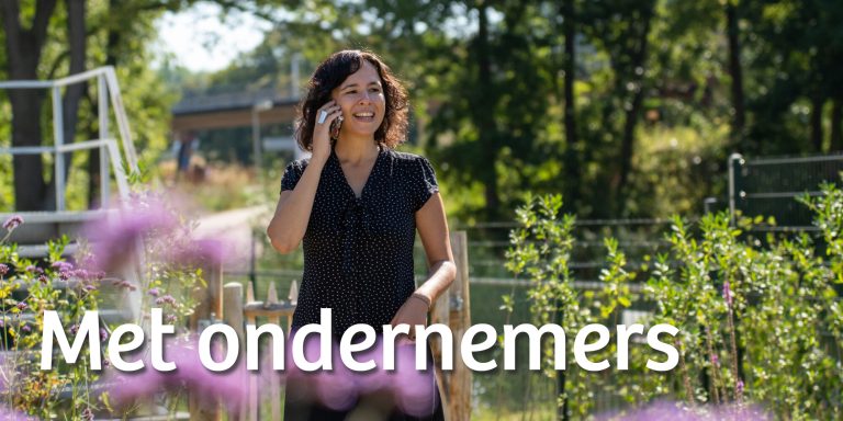 Vrouw aan telefoon in natuur met tekst "met ondernemers"