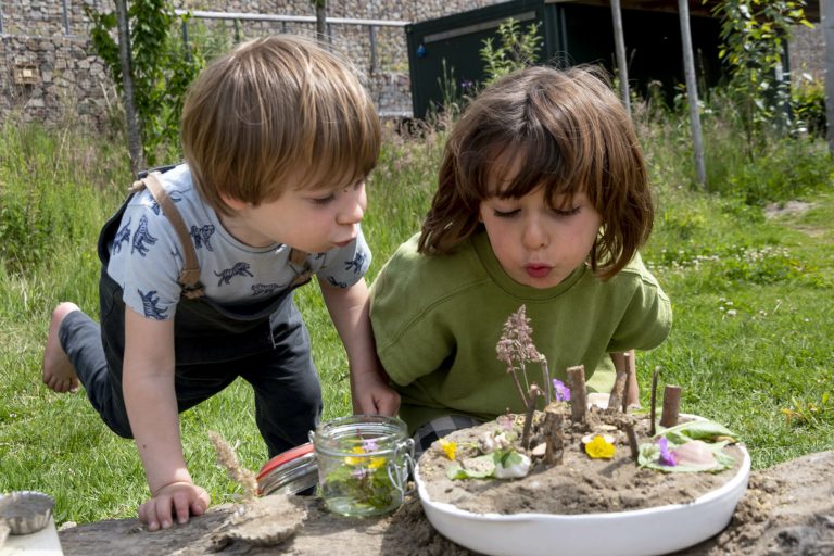Kinderen spelen met moddertaart