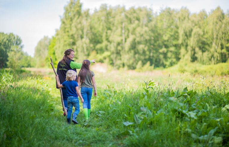 Kind met vrijwillige IVN-gids