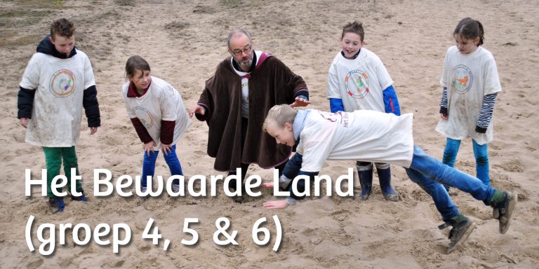 Afbeelding van kinderen die in zand spelen met tekst "Het Bewaarde Land (groep 4, 5 en 6)