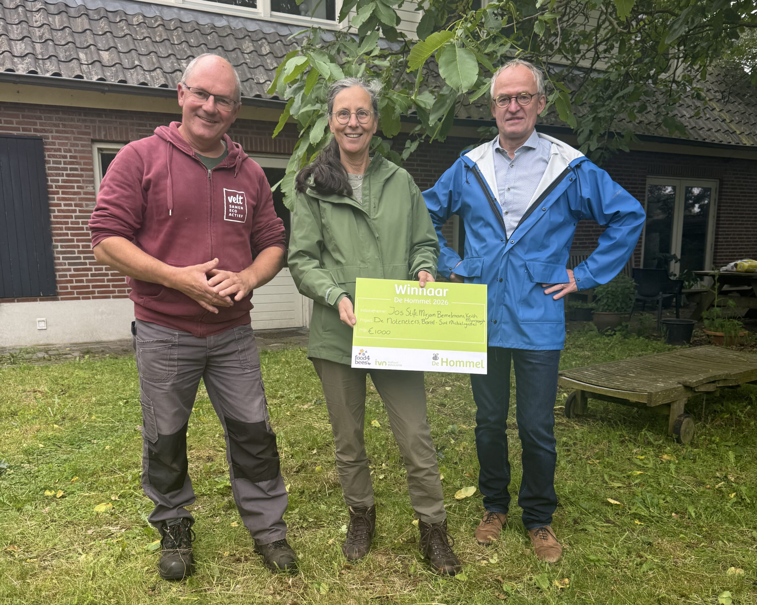 Hommel winnaar De Noteneters nemen prijs in ontvangst tijdens uitreiking.