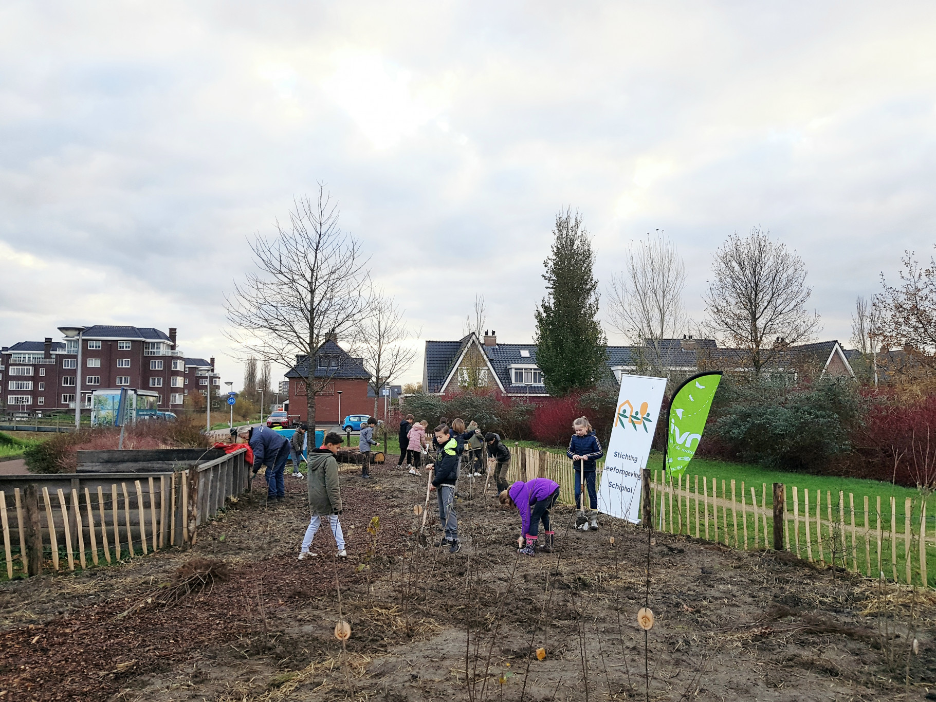 Kinderen planten vierde Tiny Forest in Uithoorn