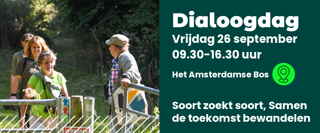 Mensen wandelen in het bos; tekst beschrijft een dialoogdag op 26 september in het Amsterdamse Bos.