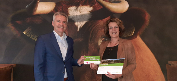 Gastvrouw Simone Koggel (Erve Vechtdal - Koe Safari) neemt haar certificaat in ontvangst van wethouder Leo Bongers 