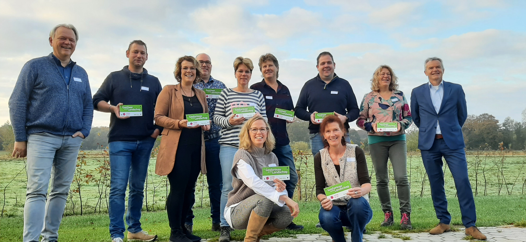 Wethouder Bongers reikt certificaten uit aan de nieuwe gastheren en gastvrouwen van het Vechtdal